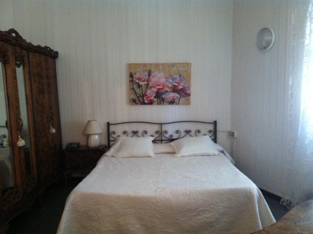 Hotel Pensione Moderna Bonassola Oda fotoğraf